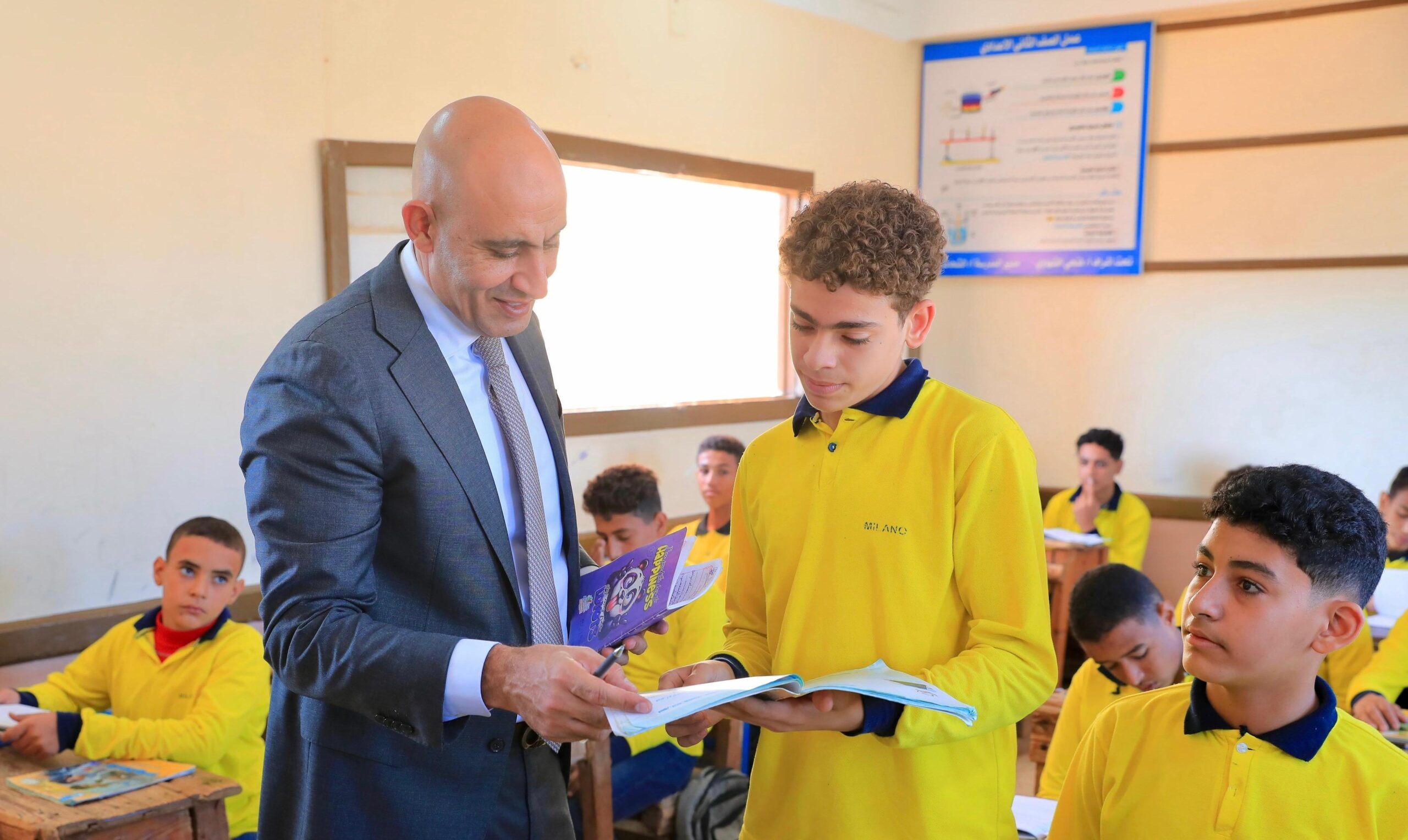 "عبداللطيف" يتابع نسب الحضور ويناقش طلاب مدارس كفرالشيخ حول المناهج الدراسية المطورة