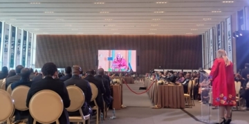 أماني عصفور تلقي البيان المشترك للقطاع الخاص الإفريقي أمام قمة الاتحاد الأفريقي الأوروبي