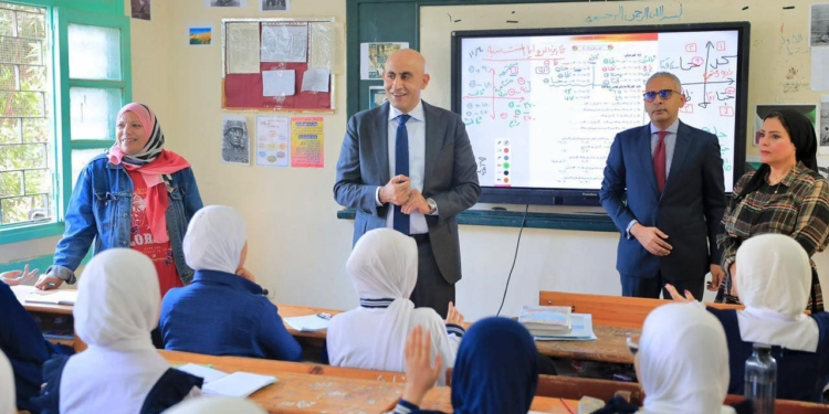 "عبداللطيف" يفاجيء مدارس الدقهلية بزيارته ويؤكد: البرمجة أساس مهن المستقبل