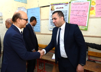 رئيس جامعة أسيوط يدلي بصوته في انتخابات مجلس النواب