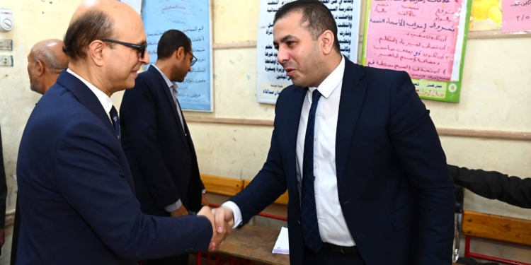 رئيس جامعة أسيوط يدلي بصوته في انتخابات مجلس النواب