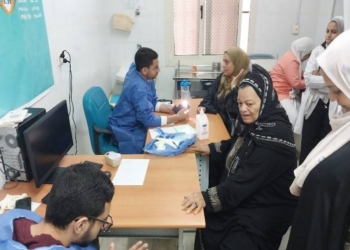 طب قصر العيني تطلق قافلة طبية علاجية وتوعوية شاملة إلى حي الأسمرات