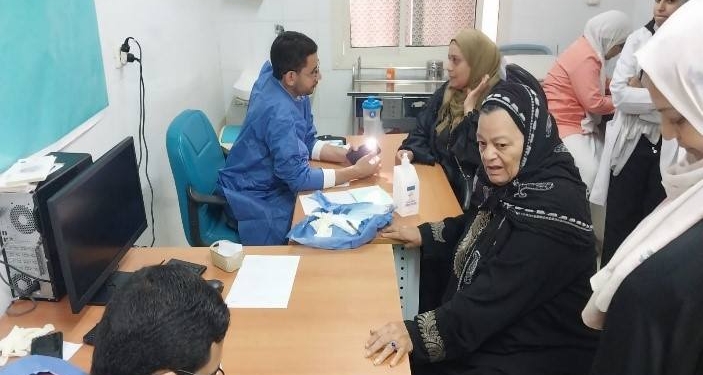 طب قصر العيني تطلق قافلة طبية علاجية وتوعوية شاملة إلى حي الأسمرات