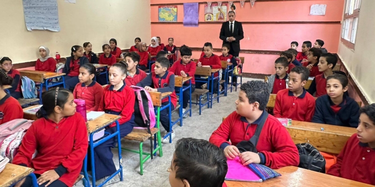وكيل التعليم بالجيزة: ارتفاع نسب الحضور بين الطلاب بالمدارس التي لا تضم مقار انتخابية