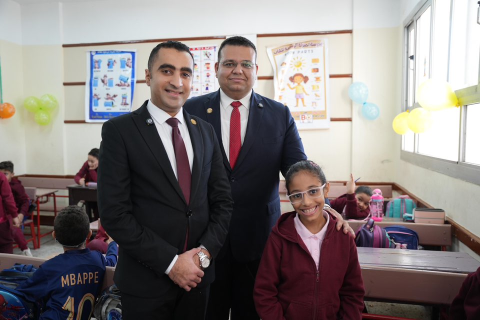 ممثلو النيابة العامة يصطحبوا الطفلة “حور” بأول يوم عودتها للمدرسة