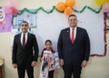 ممثلو النيابة العامة يصطحبوا الطفلة “حور” بأول يوم عودتها للمدرسة