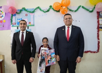 ممثلو النيابة العامة يصطحبوا الطفلة “حور” بأول يوم عودتها للمدرسة