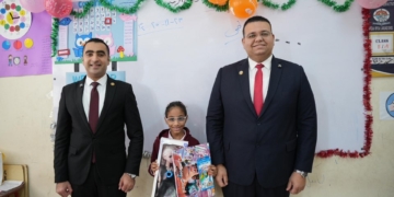 ممثلو النيابة العامة يصطحبوا الطفلة “حور” بأول يوم عودتها للمدرسة