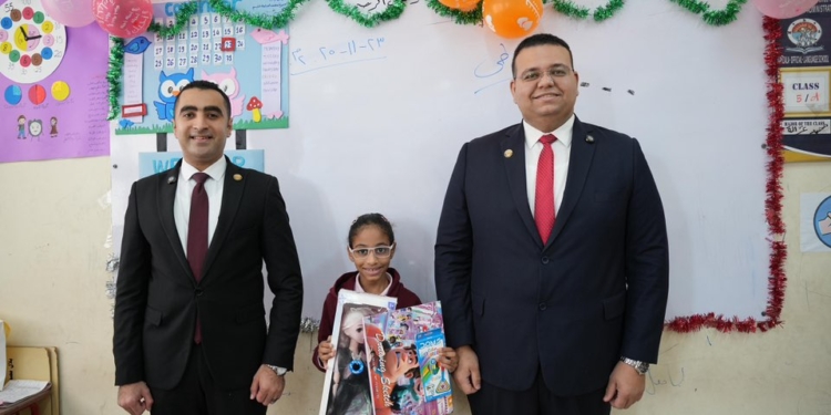 ممثلو النيابة العامة يصطحبوا الطفلة “حور” بأول يوم عودتها للمدرسة