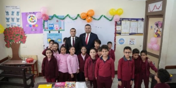 مبادرة إنسانية.. أعضاء من النيابة العامة يصطحبون الطفلة «حور» بعد أزمة التنمر في زيارة لمدرستها