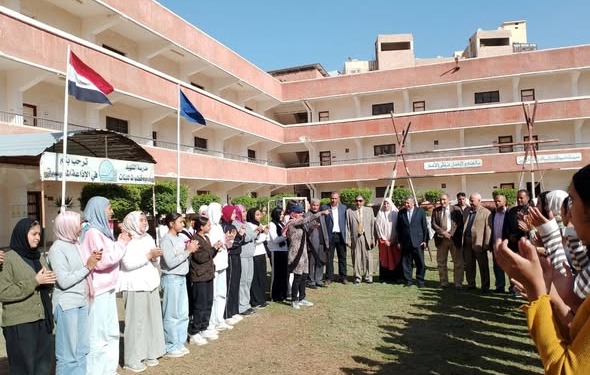 تعدي طلاب على محال تجارية أمام مدرسة يثير الرعب.. وبيان عاجل من الداخلية