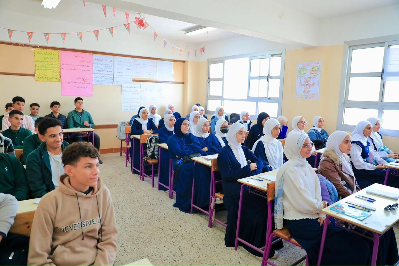 بعد استغاثة الأهالي من تسرب المياه ووجود ماس كهربائي.. زيارة مفاجئة لمدرسة عمر بن عبدالعزيز