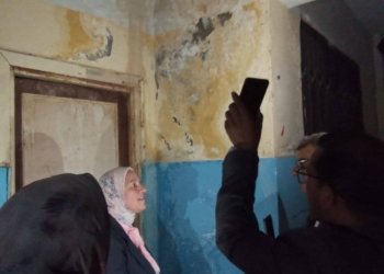 بعد استغاثة الأهالي من تسرب المياه ووجود ماس كهربائي.. زيارة مفاجئة لمدرسة عمر بن عبدالعزيز 