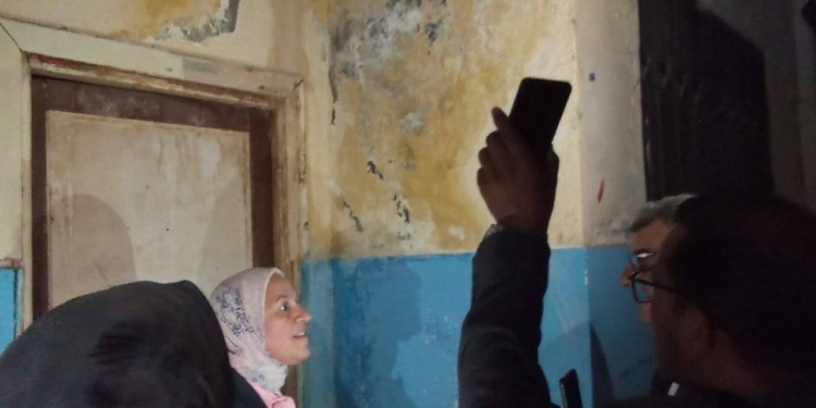 بعد استغاثة الأهالي من تسرب المياه ووجود ماس كهربائي.. زيارة مفاجئة لمدرسة عمر بن عبدالعزيز