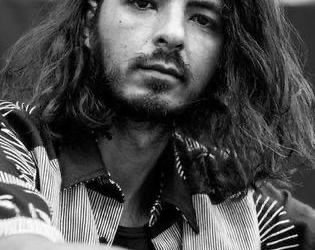 الفنان شريف الهواري يطرح أولي ألبوماته الغنائية اليوم بعنوان «حكايات نص الليل»