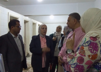 زيارة مفاجئة لمدرسة عمر بن الخطاب بعد تسريب الصرف الصحي للشبكات الكهربائية