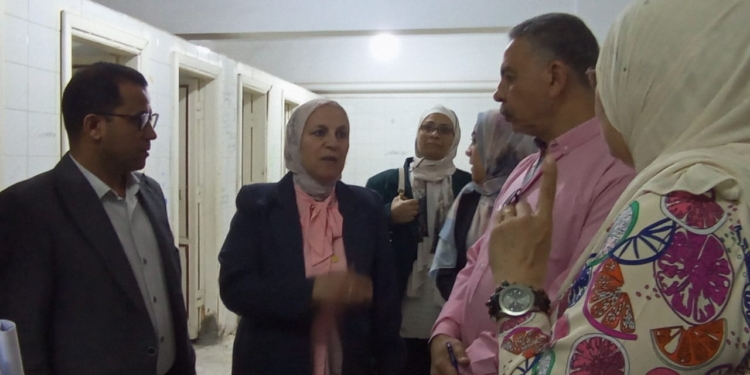 زيارة مفاجئة لمدرسة عمر بن الخطاب بعد تسريب الصرف الصحي للشبكات الكهربائية