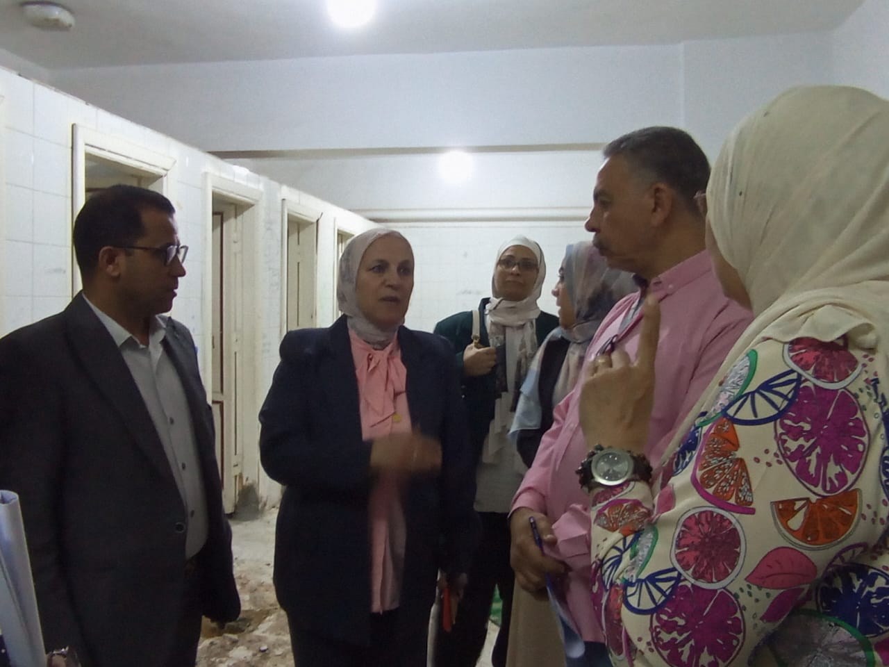 زيارة مفاجئة لمدرسة عمر بن الخطاب بعد تسريب الصرف الصحي للشبكات الكهربائية