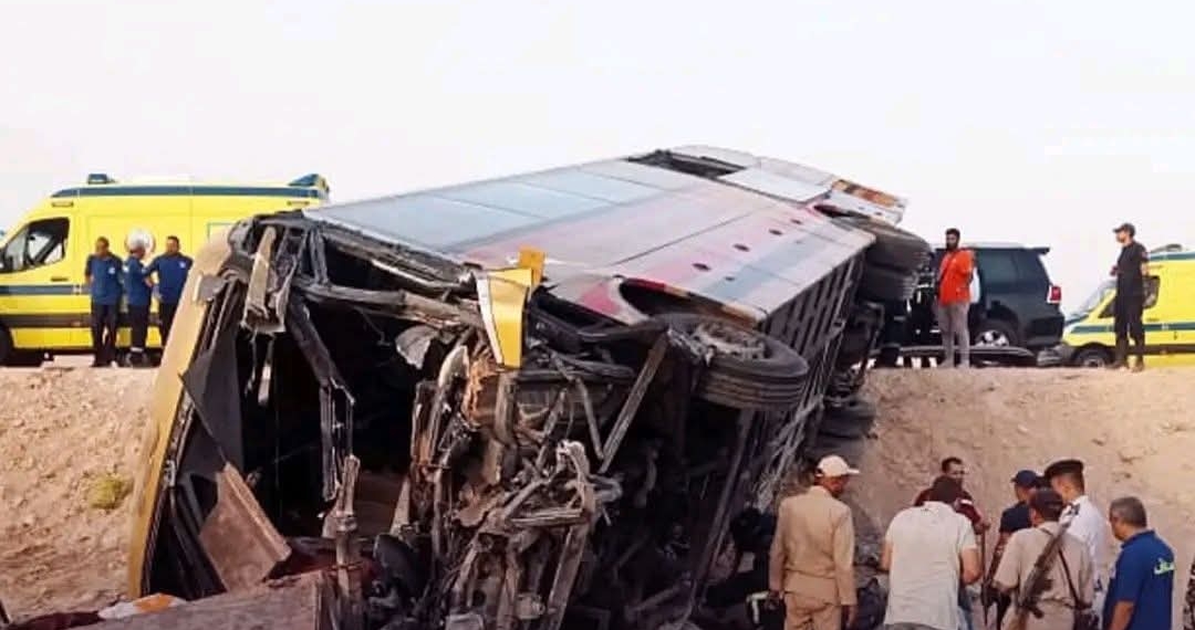 إصابة 24 طالبا ووفاة تلميذة ومشرفة بانقلاب أتوبيس بالأقصر