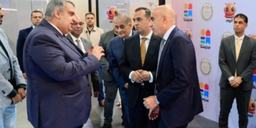 «عبداللطيف» خلال تفقده جناح “مدرستنا” يشيد بتطبيق “فهيم” للذكاء الاصطناعي