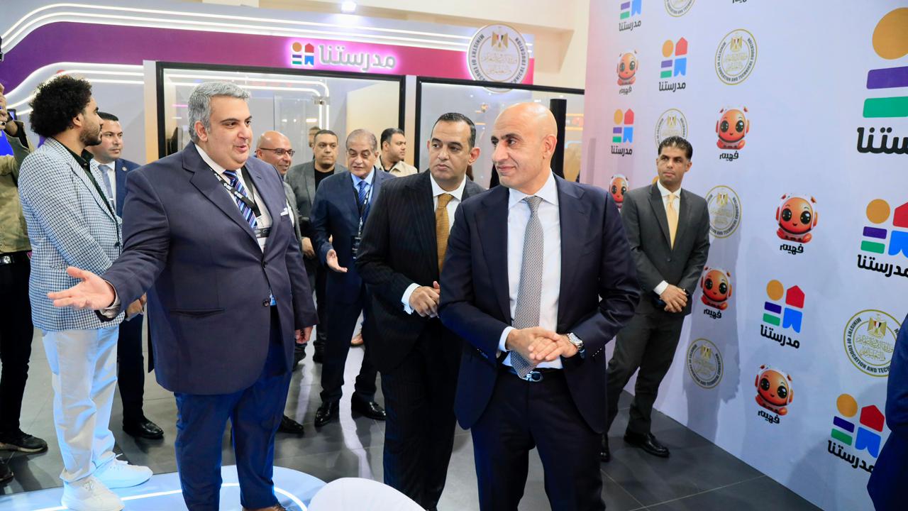 «عبداللطيف» خلال تفقده جناح "مدرستنا" يشيد بتطبيق "فهيم" للذكاء الاصطناعي