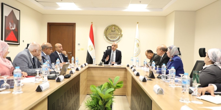 «عبداللطيف» يستعرض نتائج تدريس مادة البرمجة والذكاء الاصطناعي بالأول الثانوى