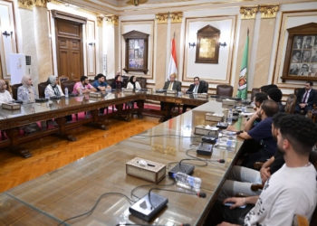 رئيس جامعة القاهرة يلتقي طلاب كلية التجارة ويصدر قرارات فورية لحل مشكلاتهم