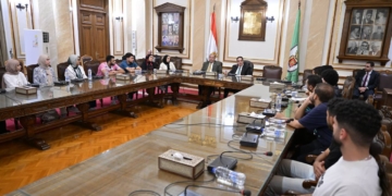 رئيس جامعة القاهرة يلتقي طلاب كلية التجارة ويصدر قرارات فورية لحل مشكلاتهم