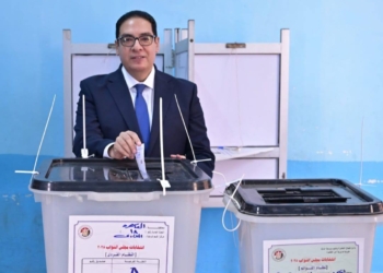 رئيس جامعة القاهرة يدلي بصوته في انتخابات مجلس النواب