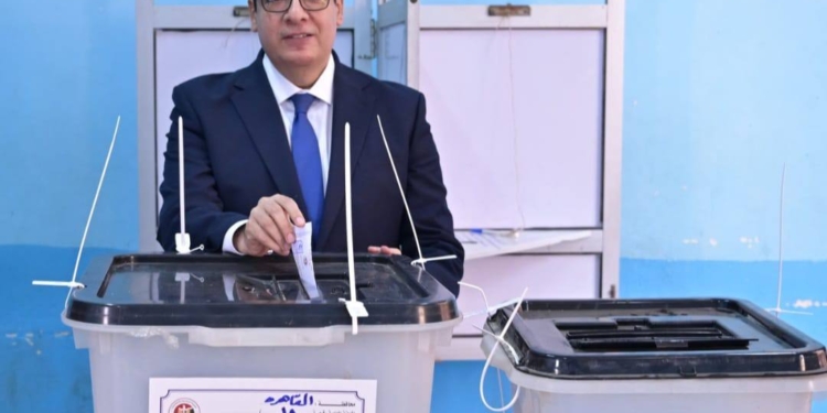 رئيس جامعة القاهرة يدلي بصوته في انتخابات مجلس النواب