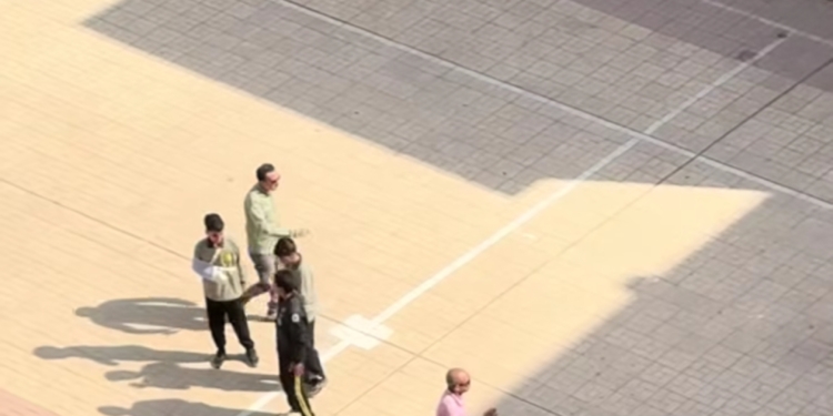 فيديو ضرب معلم على 3 طلاب بمدرسة المنيرة الإعدادية بنين بالقاهرة يثير الجدل