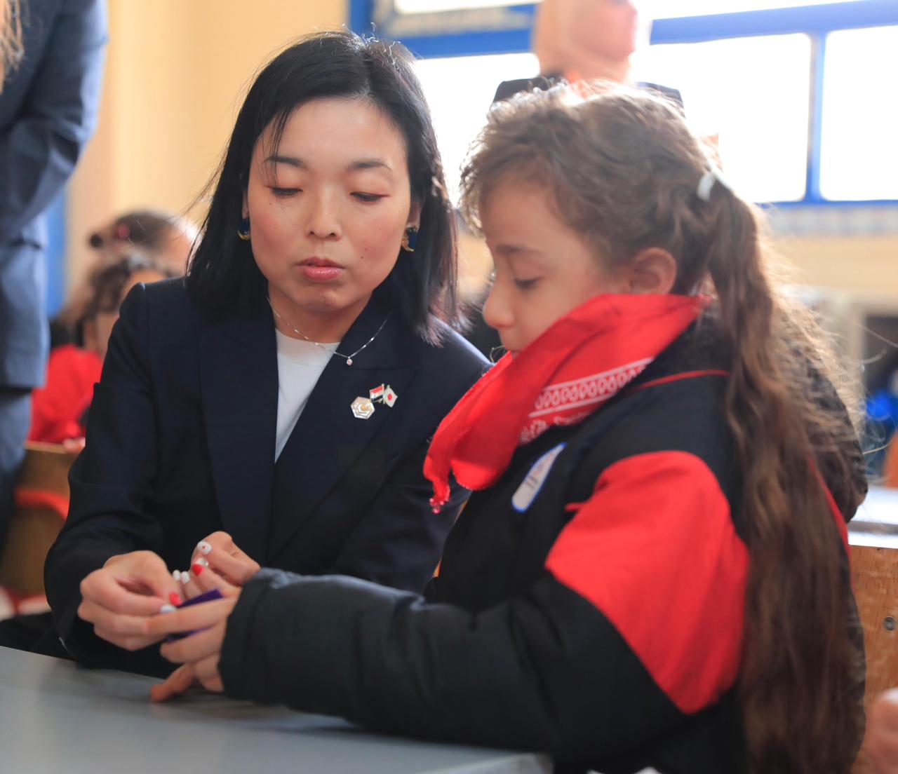 وزير التعليم يصطحب الأميرة أكيكو في جولة داخل المدرسة اليابانية.. والطلاب يرفعون أعلام البلدين