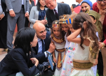 وزير التعليم يصطحب الأميرة أكيكو في جولة داخل المدرسة اليابانية.. والطلاب يرفعون أعلام البلدين