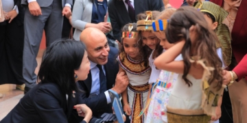 وزير التعليم يصطحب الأميرة أكيكو في جولة داخل المدرسة اليابانية.. والطلاب يرفعون أعلام البلدين