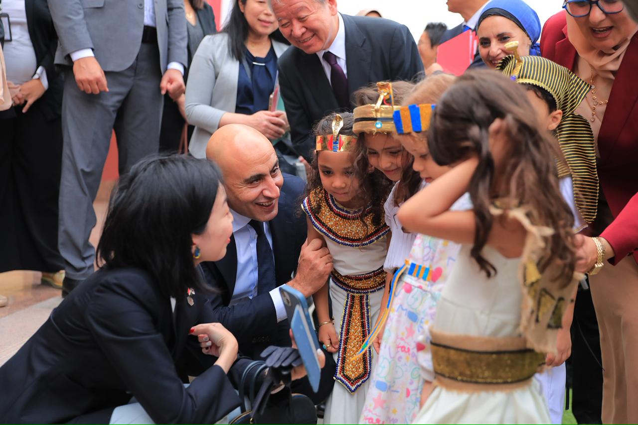 وزير التعليم يصطحب الأميرة أكيكو في جولة داخل المدرسة اليابانية.. والطلاب يرفعون أعلام البلدين