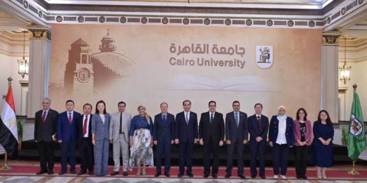 رئيس جامعة القاهرة يستقبل رئيس جامعة بكين لبحث تعزيز التعاون المشترك بين الجامعتين