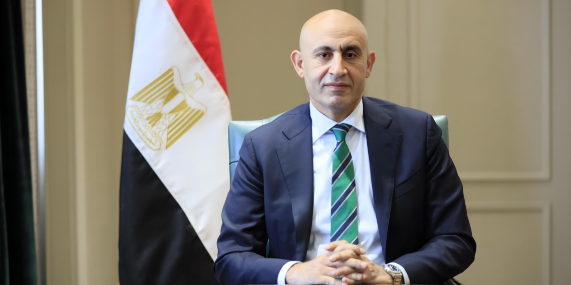 فصل معلم لـ تقبيله طفلًا بالابتدائي بطريقة غير لائقة بالسويس