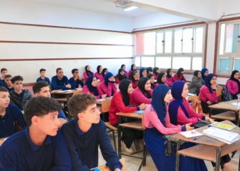 “عبداللطيف” يتابع نسب الحضور ويناقش طلاب مدارس كفرالشيخ حول المناهج الدراسية المطورة