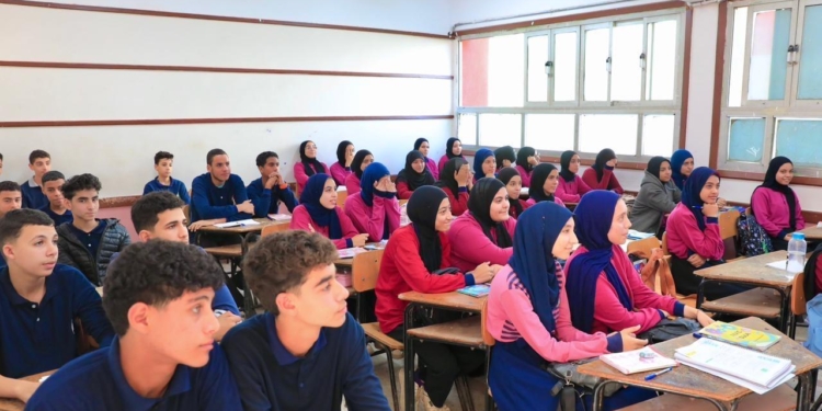 “عبداللطيف” يتابع نسب الحضور ويناقش طلاب مدارس كفرالشيخ حول المناهج الدراسية المطورة