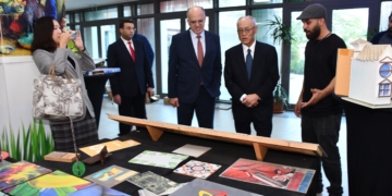 تعزيز التعاون بين اليابان والجامعة الألمانية : السفير إيواي فوميو يزور الجامعة ويستكشف مركز الطباعة المتكامل