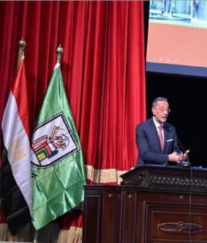 د غنيم فى جامعة القاهرة