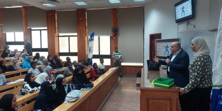 قصر العيني يشارك في مبادرة “أسبوع المياه” بحملة توعوية تحت عنوان “المياه والصحة”