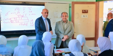 “عبداللطيف” يتابع نسب الحضور ويناقش طلاب مدارس كفرالشيخ حول المناهج الدراسية المطورة
