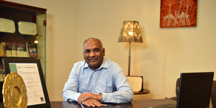 استاذ فى الجامعة الامريكية يشارع فى بحث عالمى عن المناخ