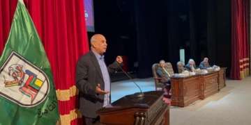 الشاعر جمال بخيت بلقى اشعاره على الحضور