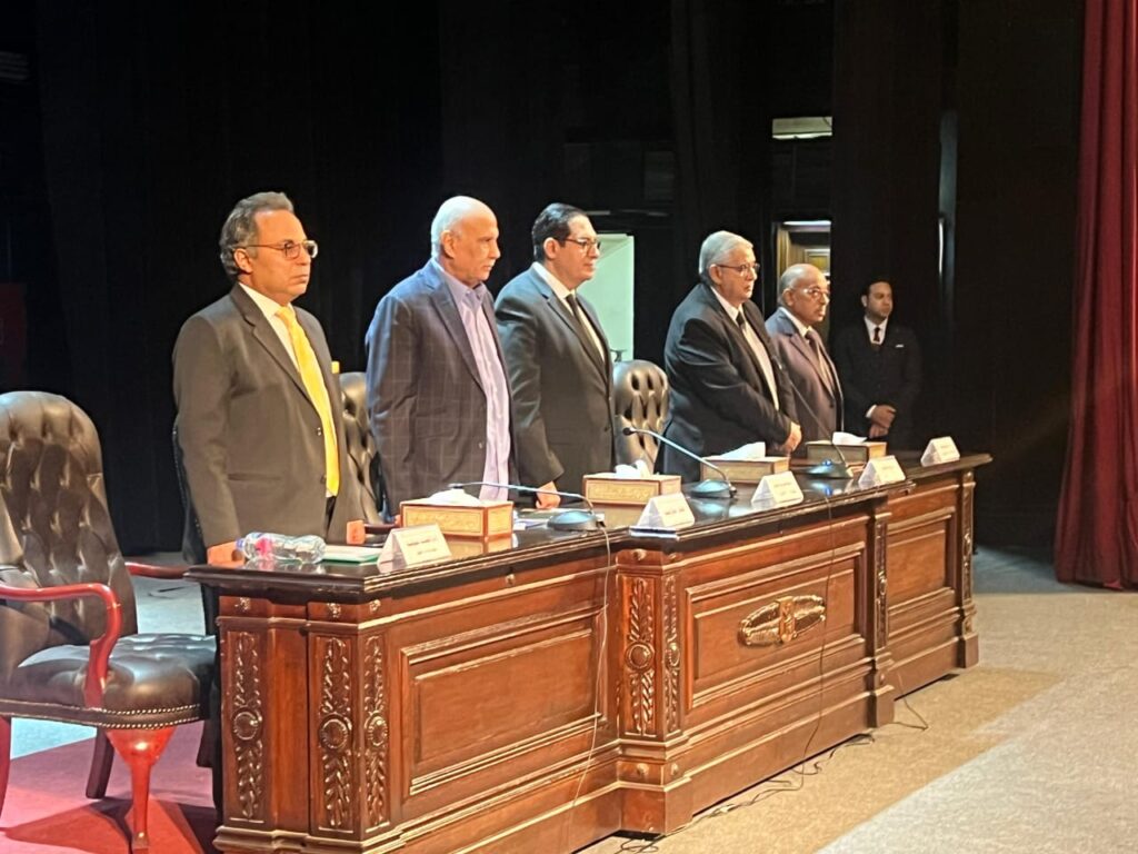 الشاعر جمال بخيت على منصة القاعة مع رئيس الجامعة 