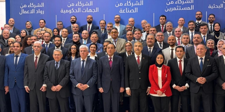 الجامعة الأمريكية بالقاهرة تقود تحالف “استثمر بثقة – DTS” لتطوير قطاع الإلكترونيات في مصر