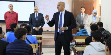 "عبداللطيف" يوجه بصيانة الأثاث المدرسي وتحديث ديسكات الطلاب بمدرستين بالقاهرة