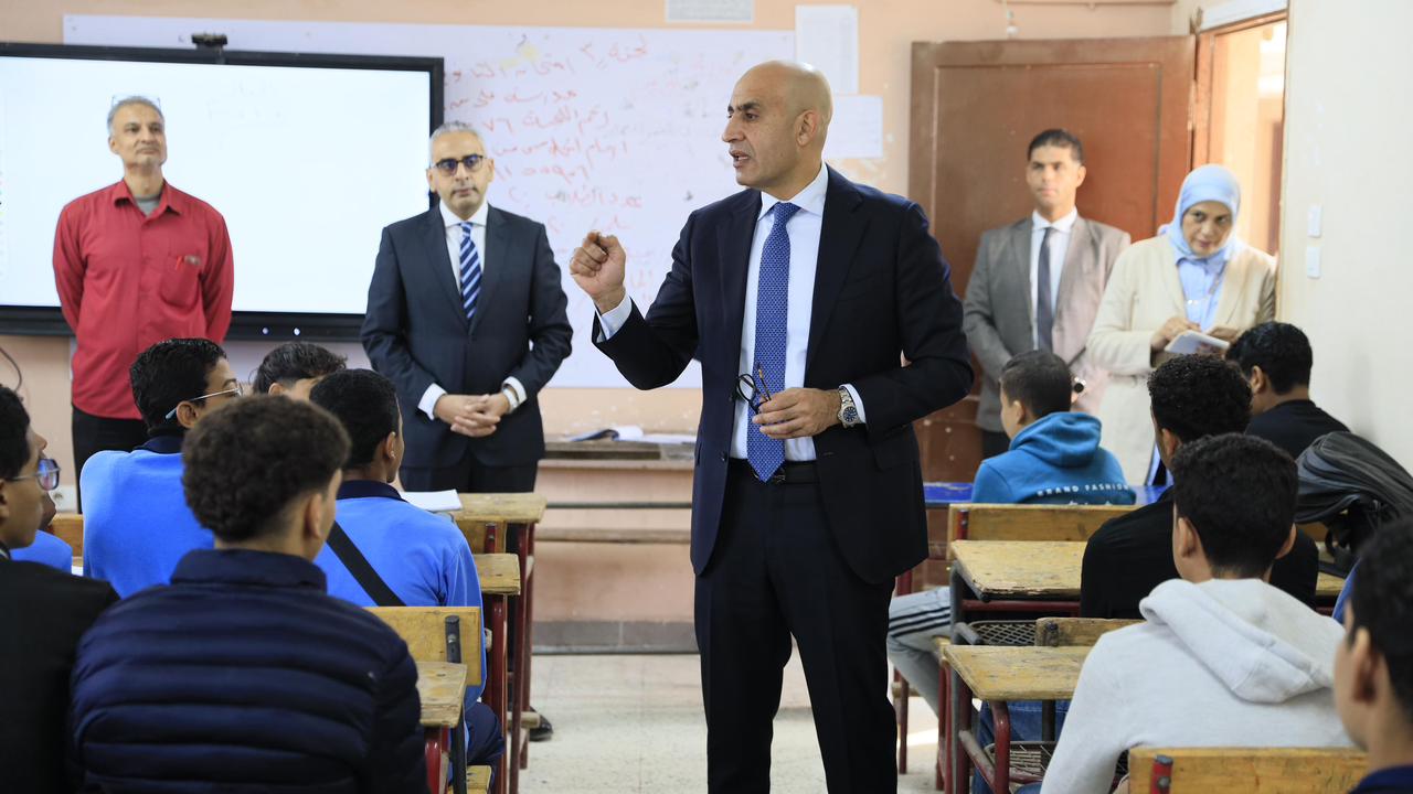"عبداللطيف" يوجه بصيانة الأثاث المدرسي وتحديث ديسكات الطلاب بمدرستين بالقاهرة