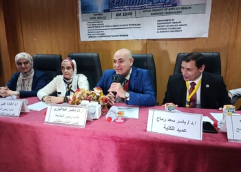 تكريم رئيس جامعة المنوفية خلال برنامج الرعاية التنفسية بكلية تكنولوجيا العلوم الصحية التطبيقية